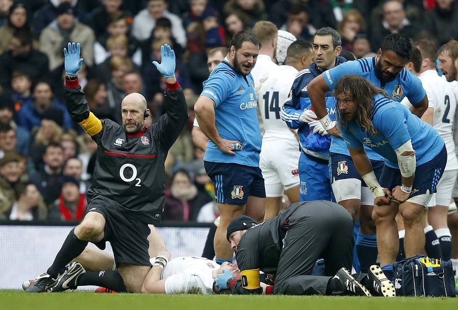Il giocatore inglese Mike Brown  fermo a terra dopo uno scontro (AP)